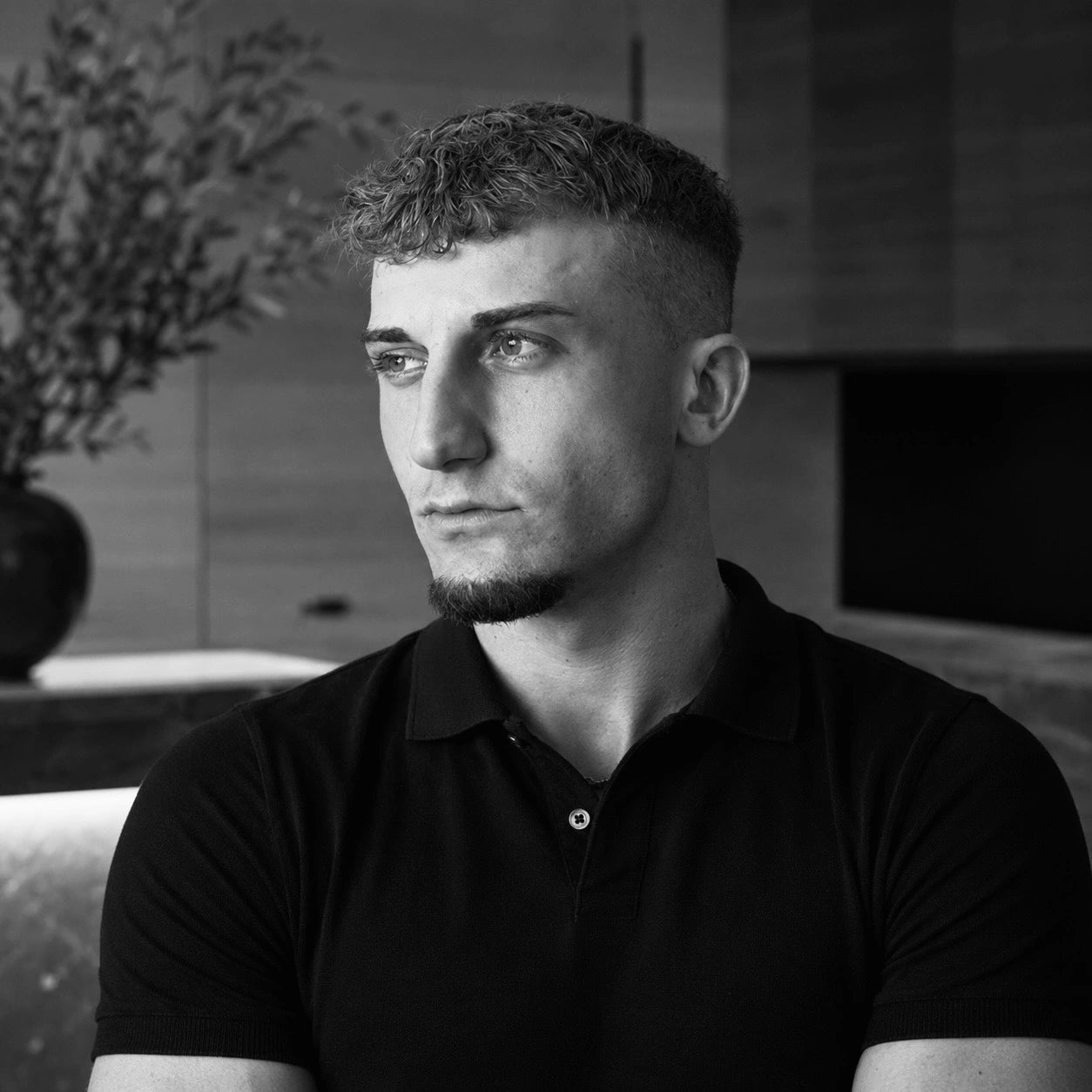 Glenn Julian, ontwerper en oprichter van Studio Julen, in een interieur